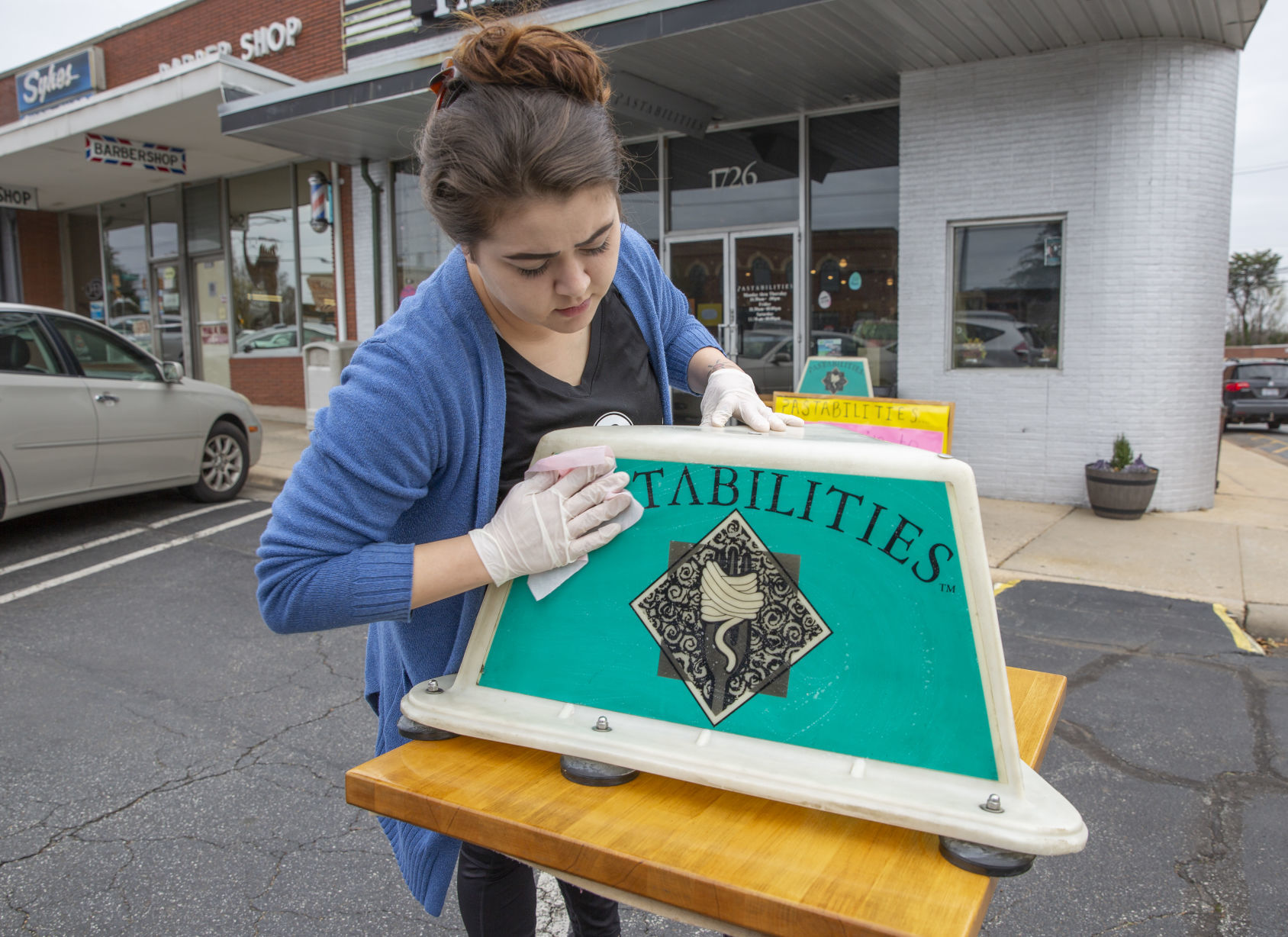Restaurants turning to curbside food pickup
